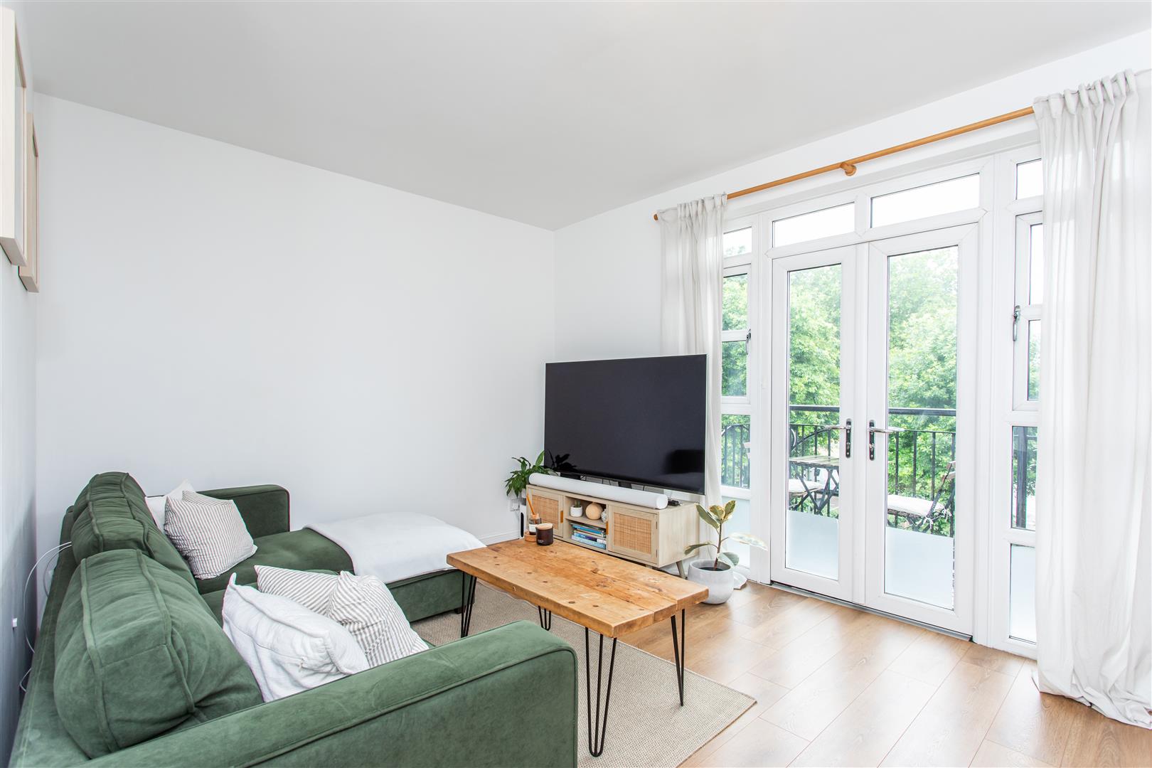 2 bed property in Empire Wharf, Victoria Park